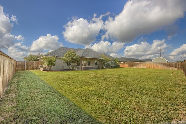 806 34th St, Hondo, TX 78861