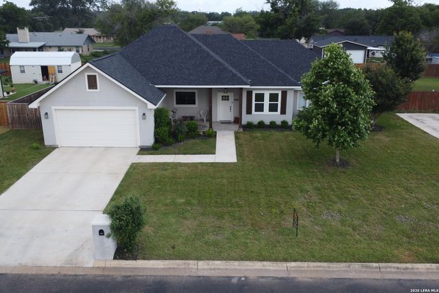 806 34th St, Hondo, TX 78861