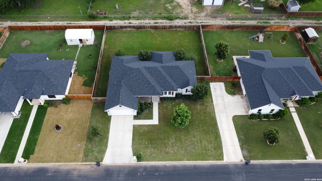 806 34th St, Hondo, TX 78861