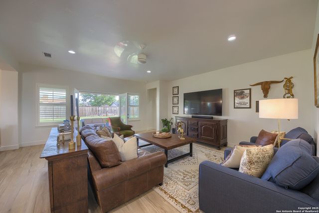 806 34th St, Hondo, TX 78861