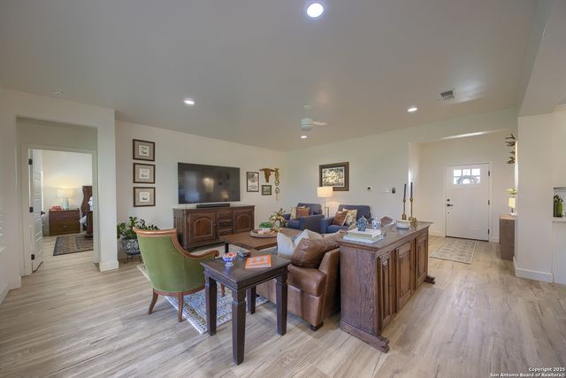 806 34th St, Hondo, TX 78861
