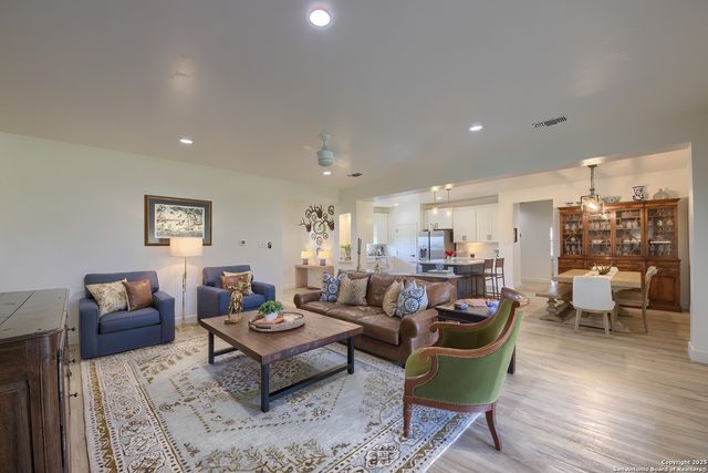 806 34th St, Hondo, TX 78861