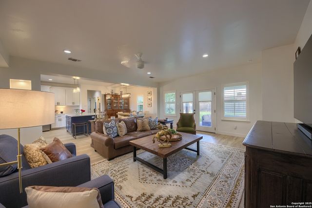 806 34th St, Hondo, TX 78861