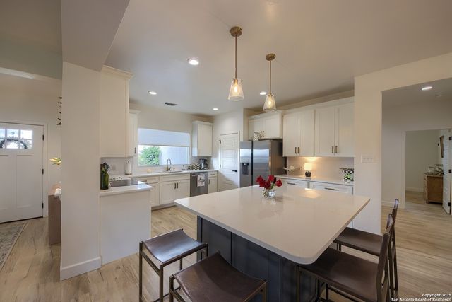 806 34th St, Hondo, TX 78861