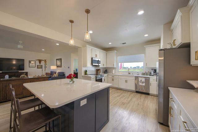 806 34th St, Hondo, TX 78861