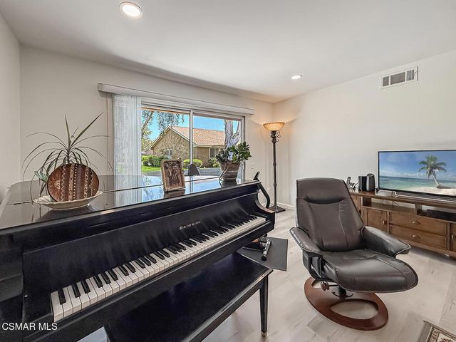 16150 Village 16 Drive, Camarillo, CA 93012