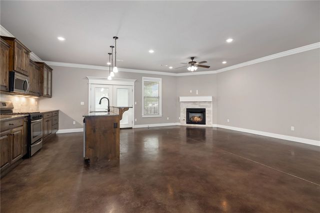 5642 E Huntsville Road, Fayetteville, AR 72701