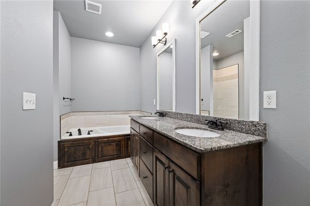 5642 E Huntsville Road, Fayetteville, AR 72701