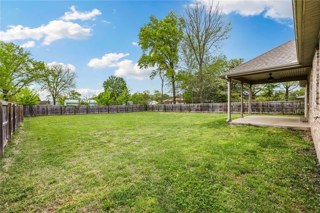 5642 E Huntsville Road, Fayetteville, AR 72701