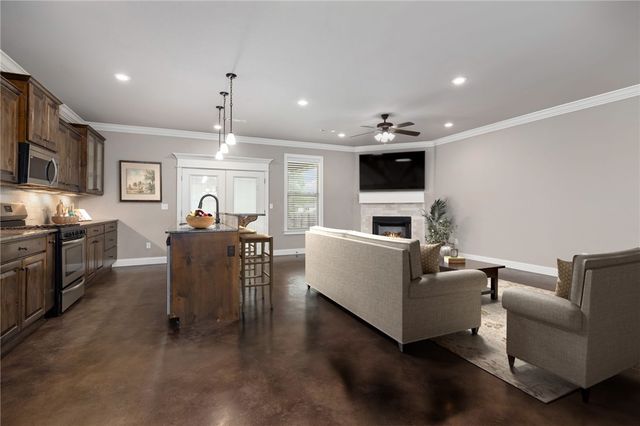 5642 E Huntsville Road, Fayetteville, AR 72701
