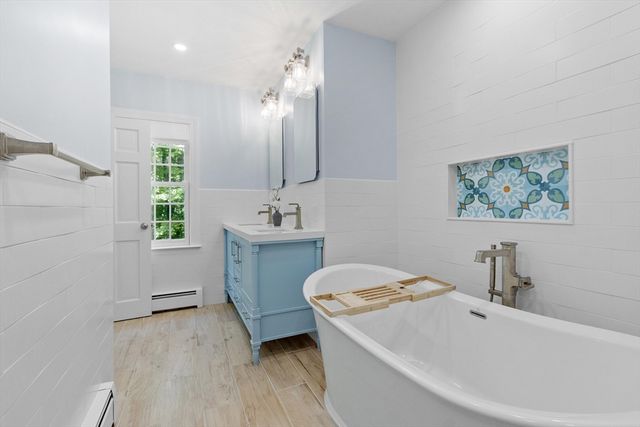 158 Kettle Hole Rd, Bolton, MA 01740
