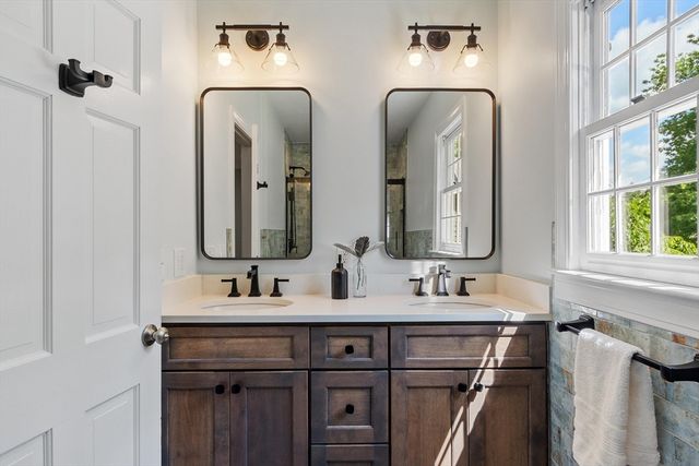 158 Kettle Hole Rd, Bolton, MA 01740