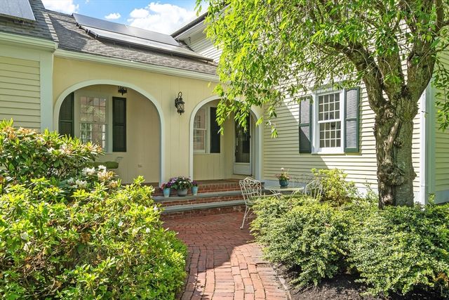 158 Kettle Hole Rd, Bolton, MA 01740