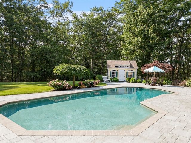 158 Kettle Hole Rd, Bolton, MA 01740