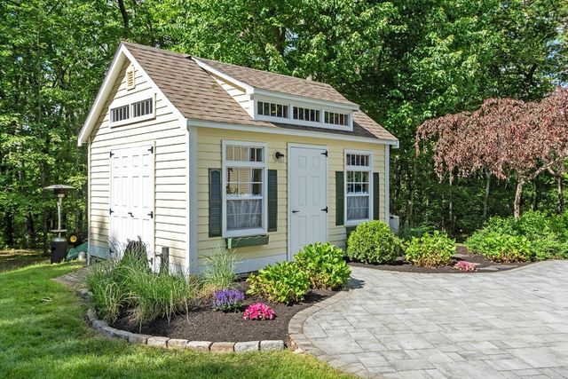 158 Kettle Hole Rd, Bolton, MA 01740