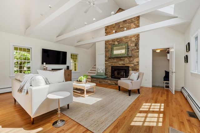 158 Kettle Hole Rd, Bolton, MA 01740