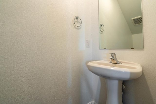 128 Maywood LN, Jarrell, TX 76537