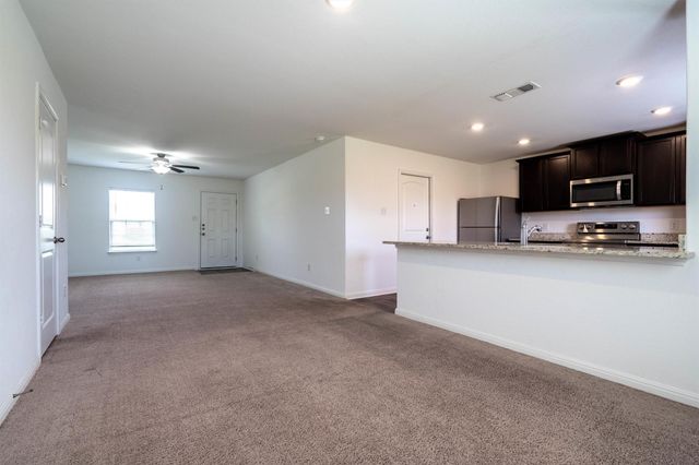 128 Maywood LN, Jarrell, TX 76537