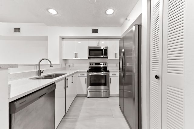 140 Yacht Club Way 307, Hypoluxo, FL 33462