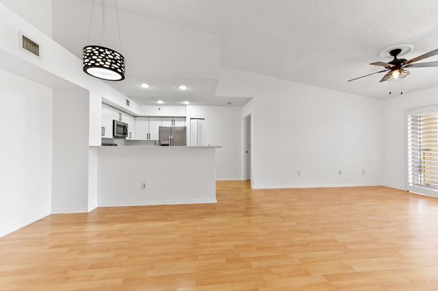 140 Yacht Club Way 307, Hypoluxo, FL 33462