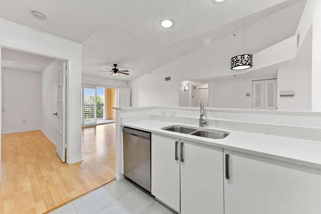 140 Yacht Club Way 307, Hypoluxo, FL 33462