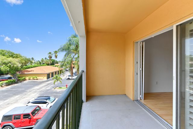 140 Yacht Club Way 307, Hypoluxo, FL 33462