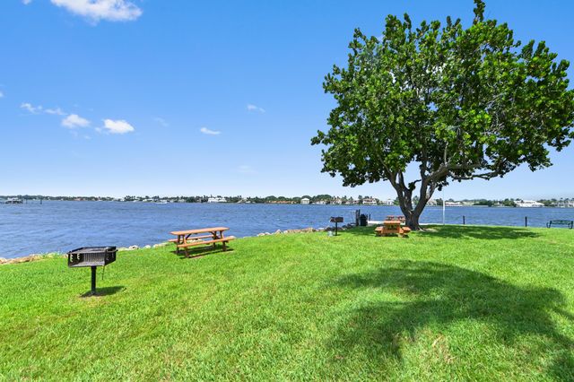 140 Yacht Club Way 307, Hypoluxo, FL 33462