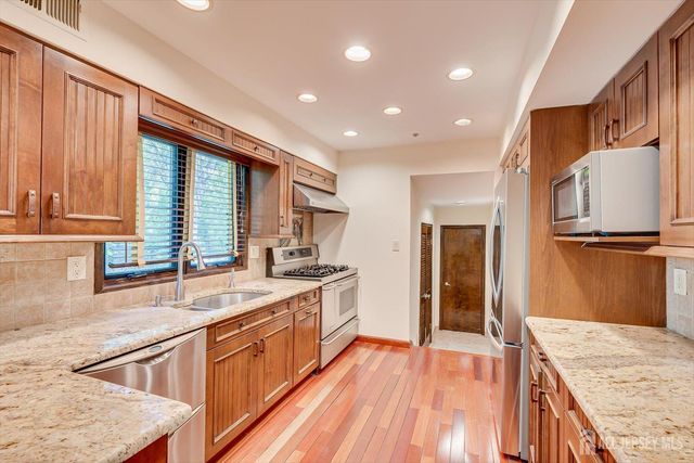 8 Parkside Drive, North Brunswick, NJ 08902