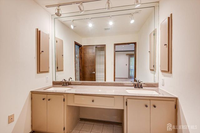 8 Parkside Drive, North Brunswick, NJ 08902