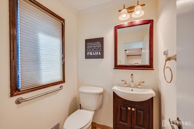 8 Parkside Drive, North Brunswick, NJ 08902