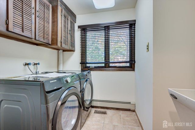 8 Parkside Drive, North Brunswick, NJ 08902