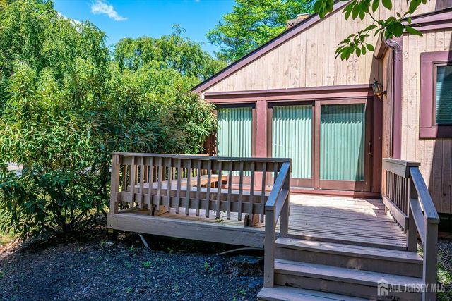 8 Parkside Drive, North Brunswick, NJ 08902