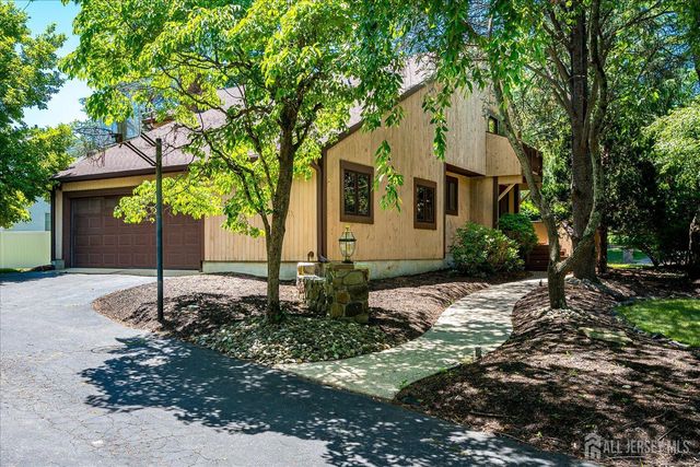 8 Parkside Drive, North Brunswick, NJ 08902