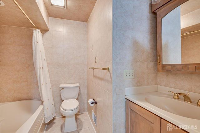 8 Parkside Drive, North Brunswick, NJ 08902