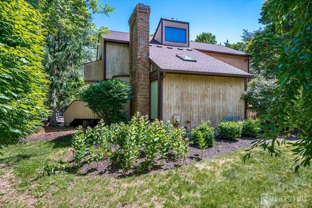 8 Parkside Drive, North Brunswick, NJ 08902