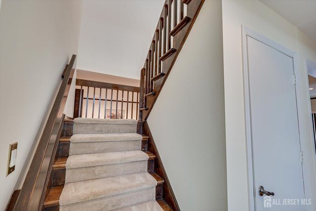 8 Parkside Drive, North Brunswick, NJ 08902