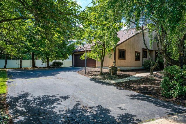 8 Parkside Drive, North Brunswick, NJ 08902