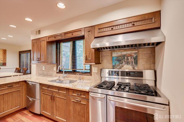 8 Parkside Drive, North Brunswick, NJ 08902