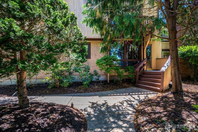 8 Parkside Drive, North Brunswick, NJ 08902