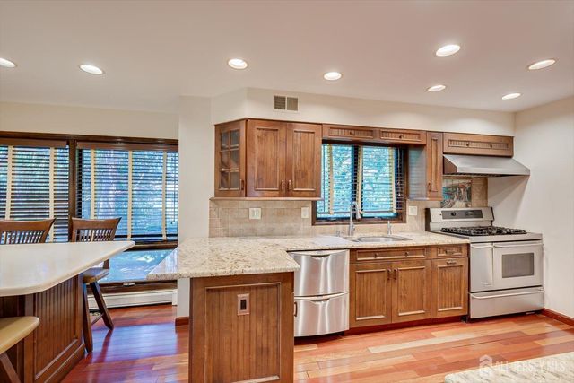 8 Parkside Drive, North Brunswick, NJ 08902