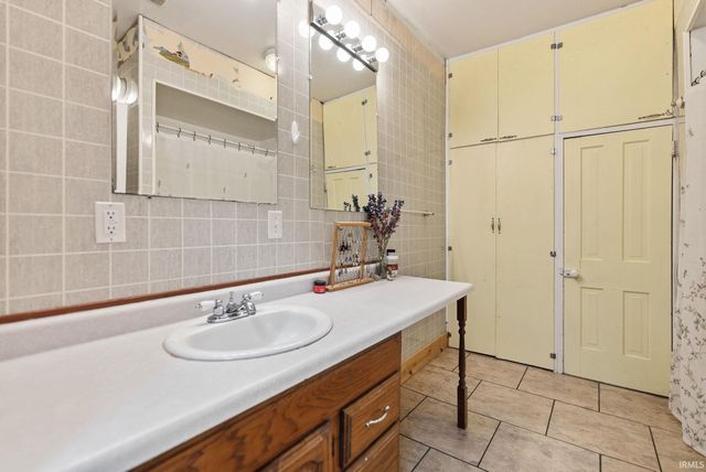 1054 N Seminary Street, Roanoke, IN 46783