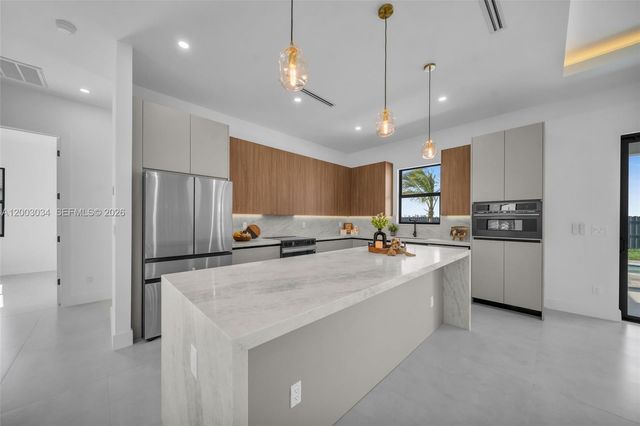 1055 Embers PKWY W, Cape Coral, FL 33993