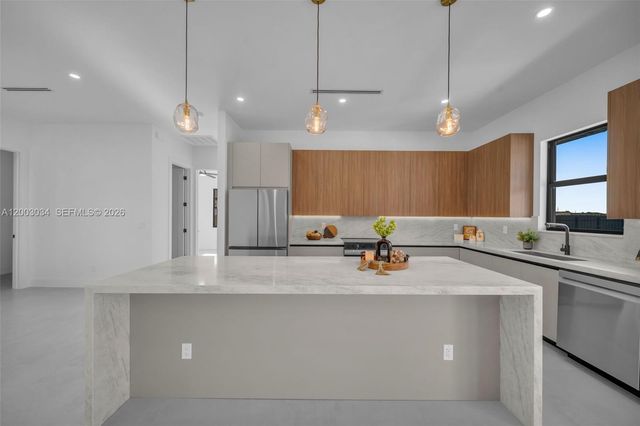 1055 Embers PKWY W, Cape Coral, FL 33993