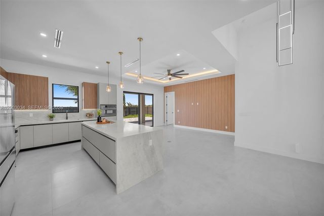 1055 Embers PKWY W, Cape Coral, FL 33993