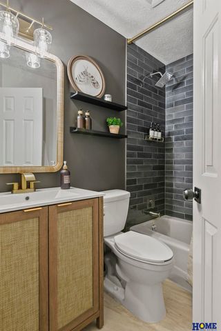 2100 Heritage Pines Court, Lincoln, NE 68506