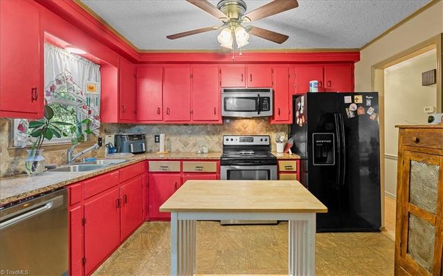 2250 Willow Bend Drive, Kernersville, NC 27284