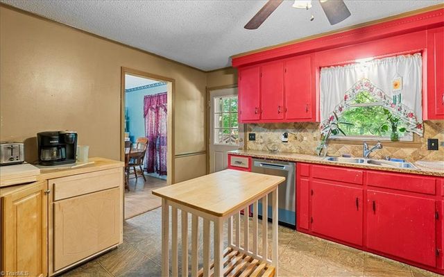 2250 Willow Bend Drive, Kernersville, NC 27284