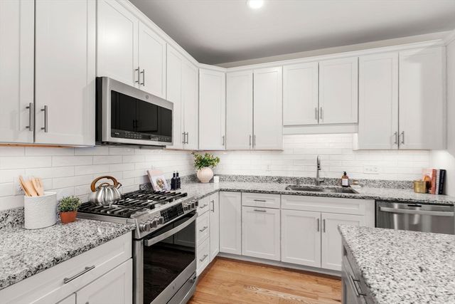 20 Split Rock Ln, Mattapoisett, MA 02739