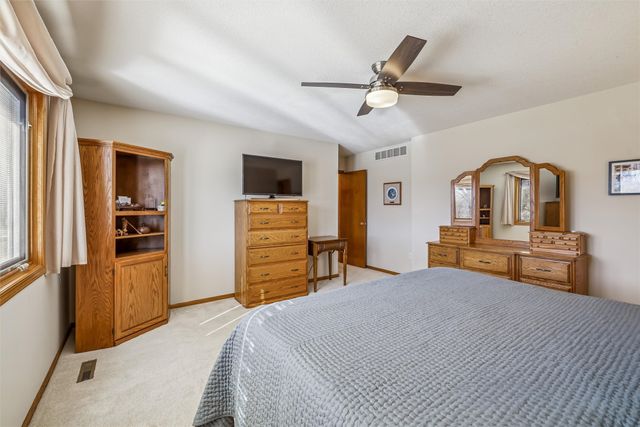 1221 E 17th Street, Norwalk, IA 50211