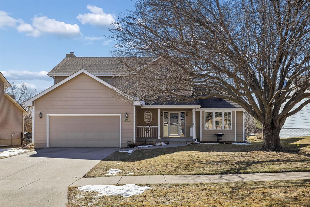 1221 E 17th Street, Norwalk, IA 50211